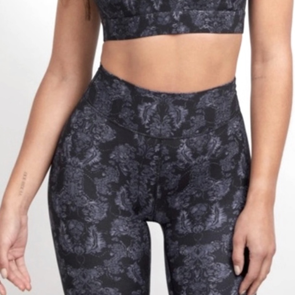 Stori Perseverence Tight in damask onyx violet size 4